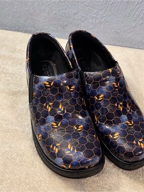 Klogs Navy and Gold Hexagon Print Slip-On Clogs SZ 7.5 M, Naples Leather